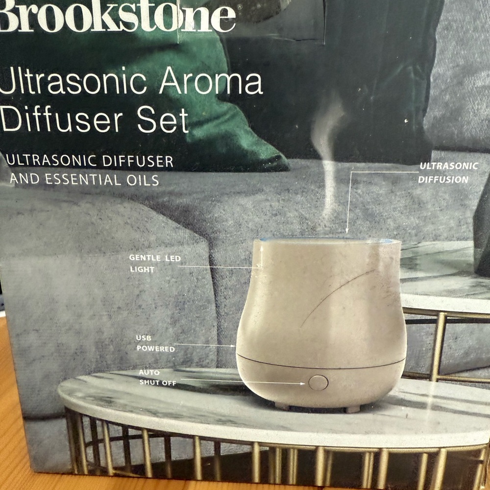 NIB Brookstone Cream Ultrasonic Aroma Diffuser Set
